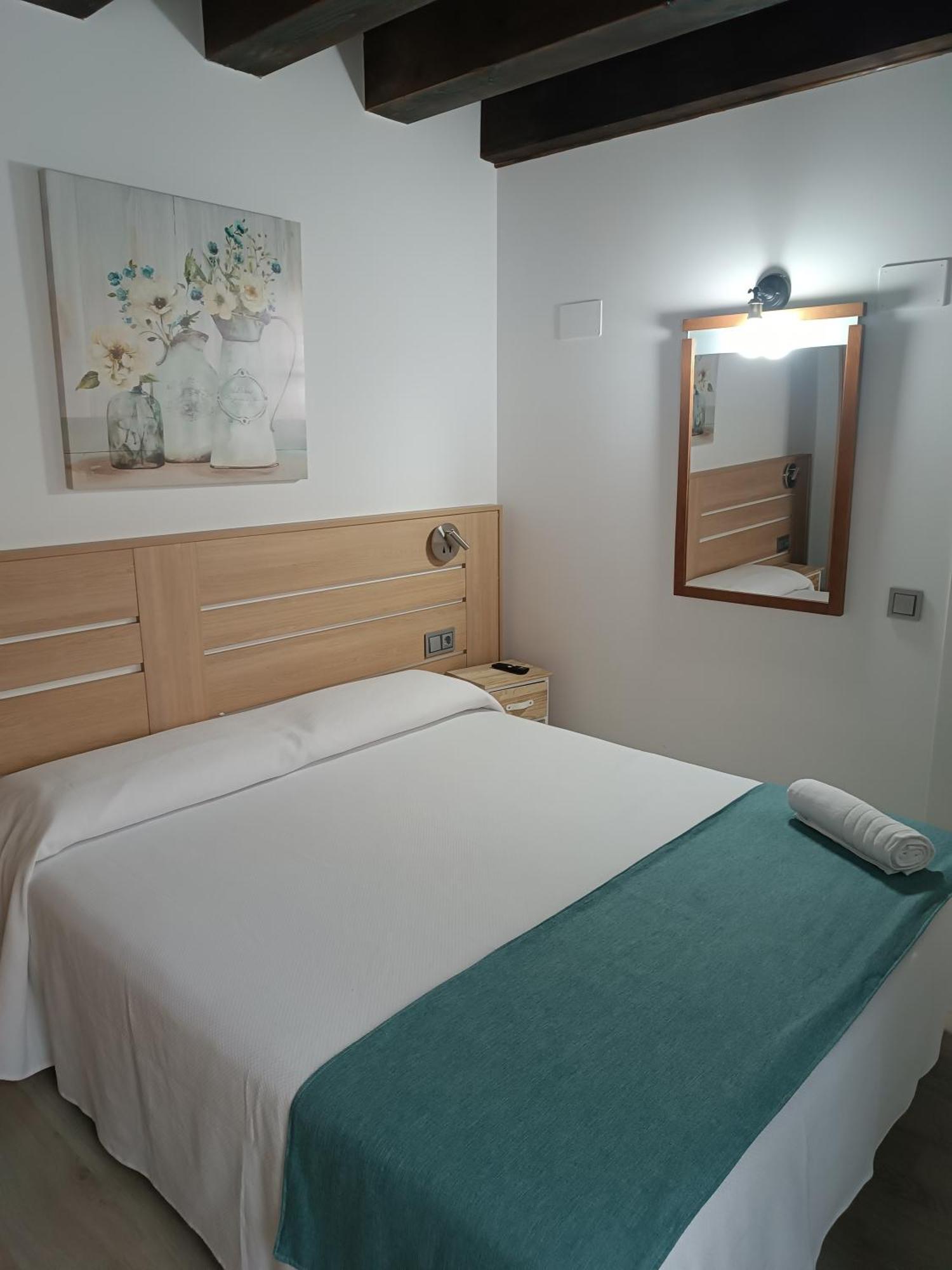 Apartamentos Turisticos Avila Puerta De Los Leales 1-2 Екстер'єр фото