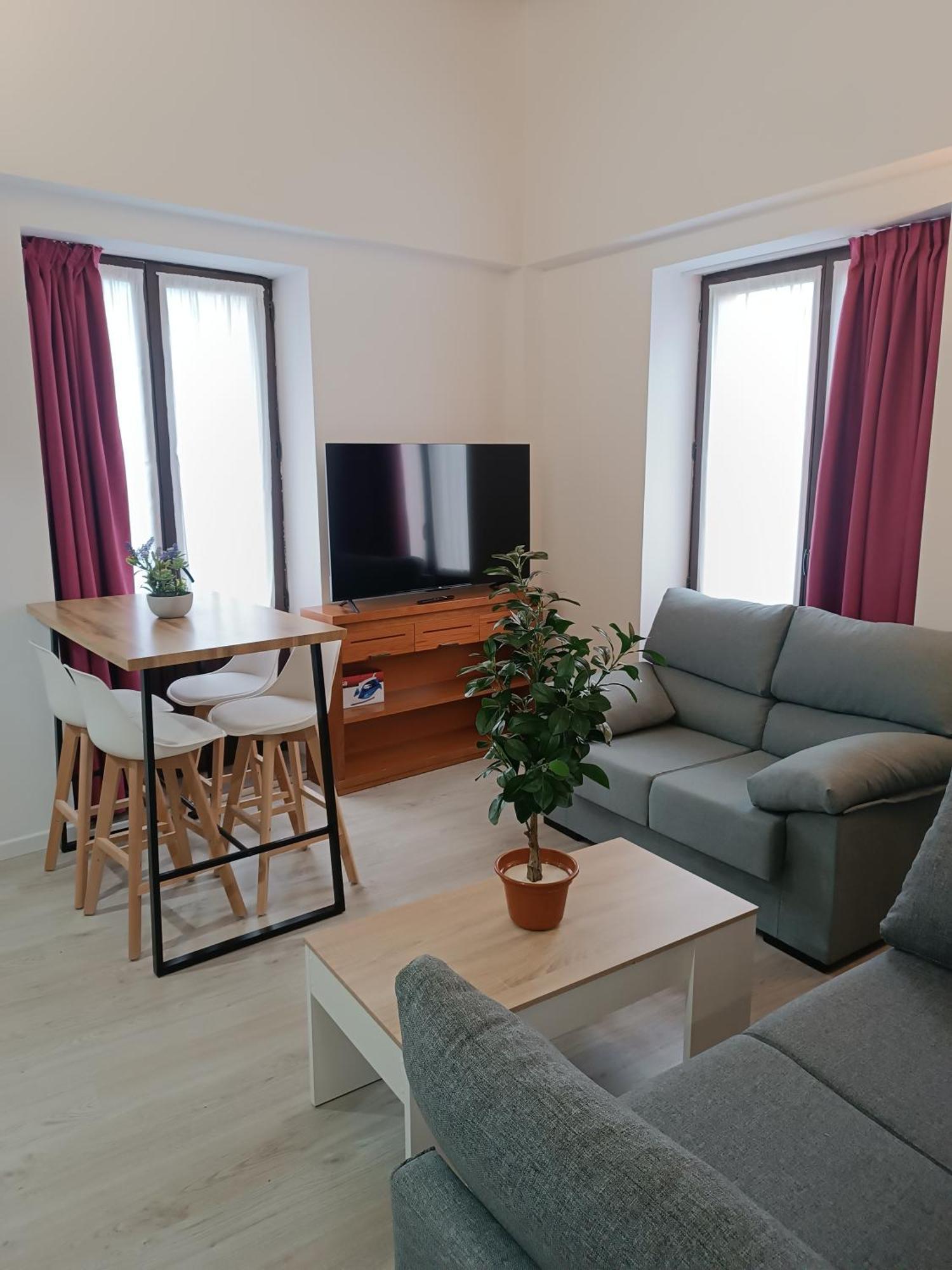 Apartamentos Turisticos Avila Puerta De Los Leales 1-2 Екстер'єр фото